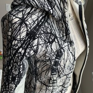 Lululemon ghost nest pattern scuba jacket size 4 EUC